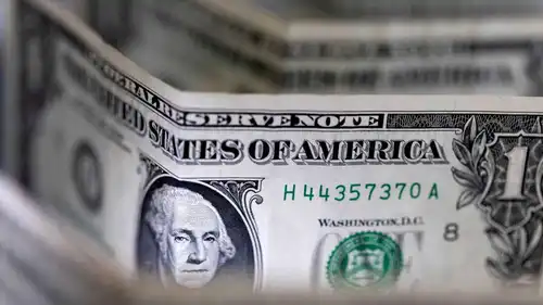  أوراق نقدية من الدولار الأميركي في هذه الصورة التوضيحية الملتقطة في 14 فبراير 2022. 