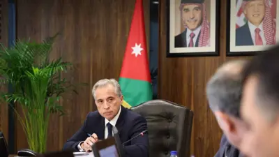 جعفر حسان رئيس مجلس الوزراء الأردني خلال ترؤسه جلسة المجلس في عمان الأحد 13 أبريل 2025