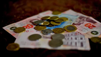 مجموعة من العملات التونسية، تونس، يوم 13 يوليو 2022.