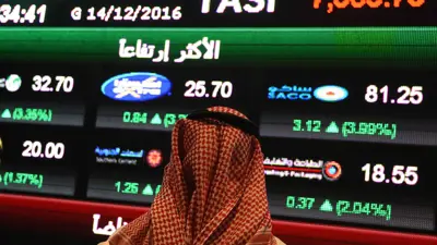 مستثمر سعودي يراقب البورصة في سوق الأسهم السعودية (تداول) في العاصمة الرياض يوم في 14 ديسمبر 2016
