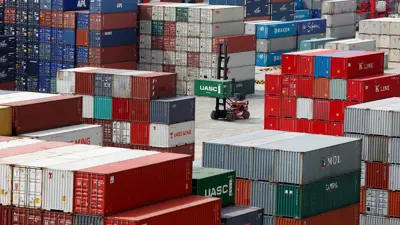 حاويات في ميناء شنغهاي في الصين