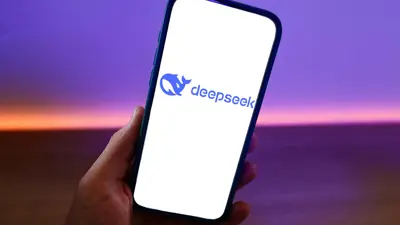 شعار تطبيق «ديب سيك» الصيني على هاتف «آي فون» في مدينة برشلونة الإسبانية يوم 10 فبراير 2025.