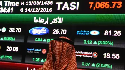 مستثمر يستعرض شاشات سوق الأسهم السعودية (تداول) في العاصمة الرياض يوم 14 ديسمبر 2016