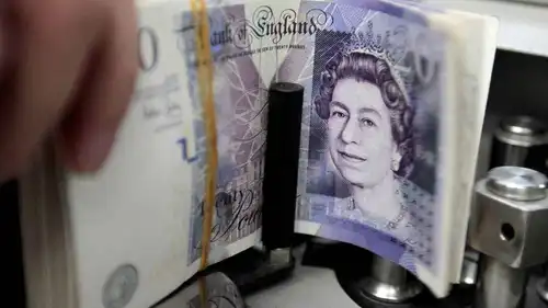 موظف بنك كاسيكورن يعدّ أوراقاً نقدية من الجنيه الإسترليني في بانكوك، تايلاند، 12 أكتوبر 2010