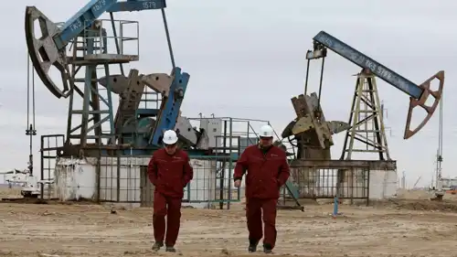 مضخات نفط في حقل أوزين للنفط والغاز في منطقة مانغيستاو، كازاخستان، 13 نوفمبر 2021