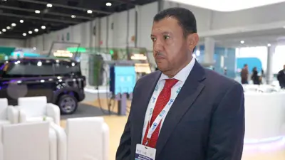 صورة خلال حوار مع مدير المبيعات والتسويق في مؤسسة بن حمودة للسيارات، حول السيارة الكهربائية الاقتصادية الأولى من نوعها في الإمارات، في معرض (Evis) للسيارات بتاريخ 23-4-2025 في أبوظبي.  
