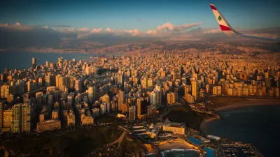 طائرة تابعة لطيران الشرق الأوسط تحلّق فوق بيروت، 6 مايو 2022.