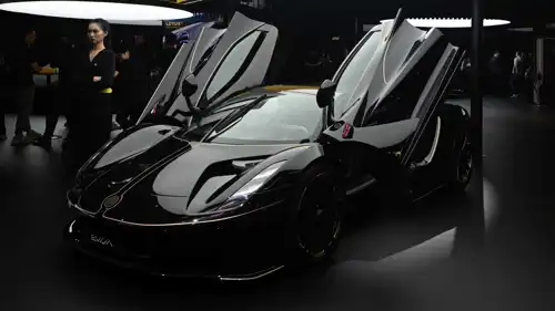السيارة الكهربائية Lotus Evija سوداء بأبواب مفتوحة.. جمال خارق لم يجد طريقه للسوق.