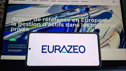 صورة شاشة تعرض الموقع الإلكتروني لشركة «يورازيو» الأوروبية، وفي المقدمة يظهر هاتف ذكي يعرض شعار الشركة، بتاريخ 18 يونيو 2026.