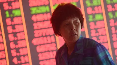 تنظر إلى شاشة أسعار الأسهم بشركة سمسرة في مدينة هانغتشو، مقاطعة تشجيانغ شرق الصين، 10 مايو 2019.