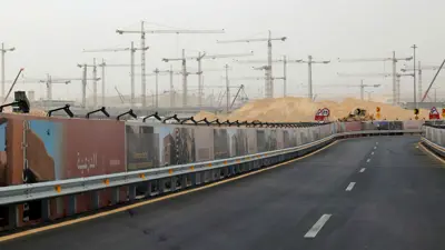 عدد من رافعات البناء في منطقة الدرعية، في العاصمة السعودية الرياض، في 2 نوفمبر 2023.