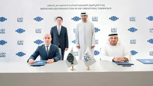 جانب من الإعلان عن ترسية عقد إنشاء مصنع لإنتاج «كلوريد البولي فينيل» في مشروع «تعزيز»، بحضور وزير الصناعة والتكنولوجيا المتقدمة سلطان الجابر، 5 نوفمبر 2025.