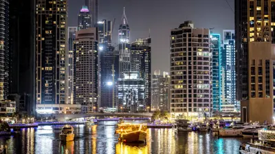 قارب يبحر في مياه مرسى دبي، الإمارات العربية المتحدة، في 13 ديسمبر 2024.
