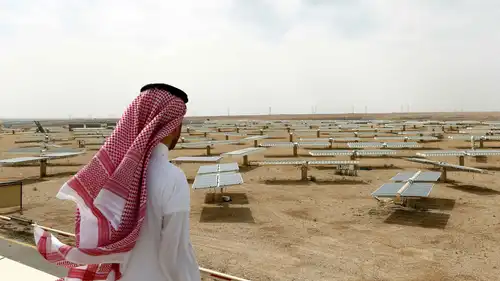 رجل سعودي يتفقد محطة الطاقة الشمسية في العيينة، شمال الرياض، المملكة العربية السعودية، يوم 10 أبريل 2018.