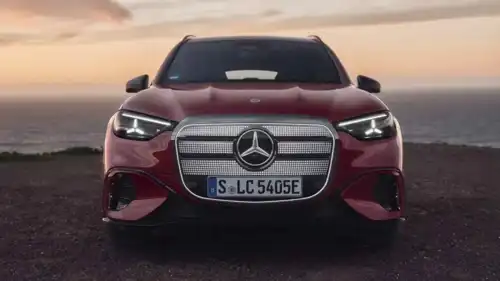تُظهر الصورة الواجهة الأمامية لسيارة مرسيدس GLC الكهربائية
