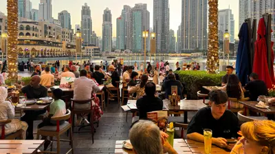 مشهد لمطعم يطل على نافورة برج خليفة في دبي، الإمارات العربية المتحدة، بتاريخ 29 نوفمبر 2023.
