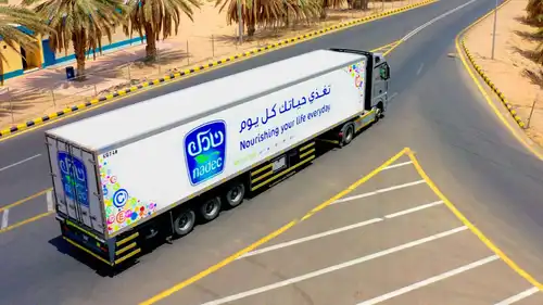 ناقلة شحن تابعة لشركة الوطنية للتنمية الزراعية «نادك» السعودية.