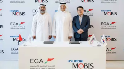 جانب من توقيع الاتفاقية بين شركة «الإمارات العالمية للألمنيوم» مع شركة «هيونداي موبيس»، اليوم 30 مايو 2025.