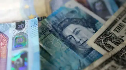 صورة توضيحية تظهر أوراقاً نقدية من الدولار والجنيه الإسترليني، تم التقاطها في 4 مايو 2025.
