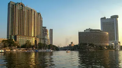 منظر عام لعدد من الفنادق على ضفة نهر النيل في القاهرة، مصر، في 17 يناير 2023.