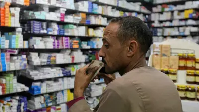 عميل ينتظر الحصول على الدواء في صيدلية وسط القاهرة، مصر، في 17 نوفمبر 2016.