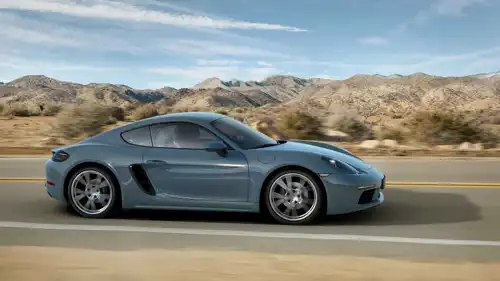 Porsche Cayman الأسطورة الرياضية تستعد لنسخة كهربائية في 2026.