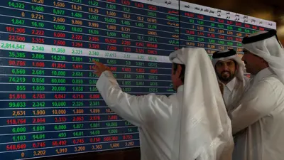 يراقبون شاشة التداول داخل بورصة قطر في العاصمة الدوحة يوم 23 أغسطس 2023.  