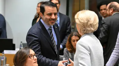  رئيسة المفوضية الأوروبية أورسولا فون دير لاين تصافح وزير الخارجية السوري المؤقت أسعد الشيباني قبل بدء مؤتمر بروكسل في مبنى أوروبا في بروكسل في 17 مارس 2025.