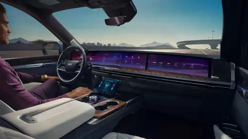 تقنية المساعدة في القيادة (Super Cruise) على طريق متوافق في سيارة كاديلاك إسكاليد سبورت بلاتينوم 2025