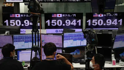 شاشة تعرض سعر صرف الدولار مقابل الين الياباني في طوكيو يوم 21 أكتوبر 2022