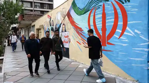 إيرانيون يسيرون في أحد شوارع طهران يوم 20 أبريل نيسان 2026
