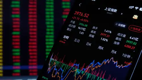 بيانات نقاط إغلاق مؤشر شنغهاي المركب للصين على هاتف ذكي داخل قاعة تداول في هايان، الصين - 3 نوفمبر 2025