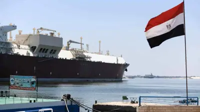العلم المصري يرفرف على شاطئ قناة السويس بمدينة الإسماعيلية، شمال شرق مصر، يوم 27 مايو 2021.