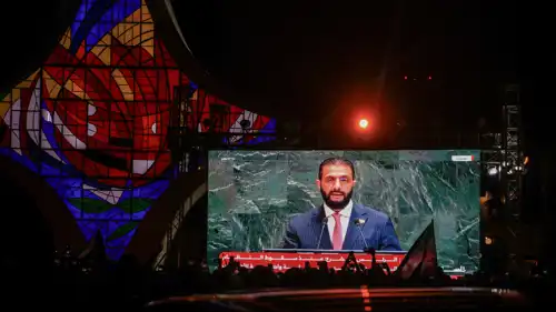 الرئيس السوري أحمد الشراع على شاشة عملاقة أثناء مشاهدة الناس لخطابه في الجمعية العامة للأمم المتحدة، دمشق، 24 سبتمبر 2025.