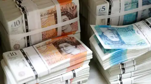 أوراق نقدية من الجنيه الإسترليني داخل مقر شركة «موني سيرفيس أوستريا» في فيينا، النمسا، يوم 16 نوفمبر 2017.