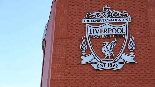 شعار نادي ليفربول لكرة القدم خارج ملعب أنفيلد، بإنجلترا، في 15 سبتمبر 2021.