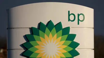 لافتة خارج محطة وقود بريتيش بتروليوم في ليفربول، بريطانيا، 7 فبراير 2023.