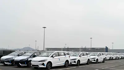 مركبات كهربائية من إنتاج شركة (BYD) جاهزة للتصدير في ميناء قوانغتشو جنوب الصين يوم 22 فبراير 2025.