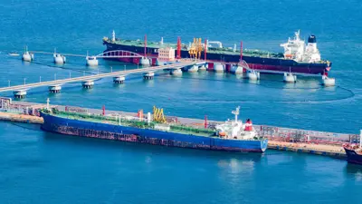 ناقلة نفط خام تقوم بتحميل وتفريغ النفط الخام في ميناء دونجياكو التابع لميناء مدينة تشينغداو الصينية، يوم 26 أبريل 2024