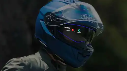 خوذة Shoei GT-Air 3 Smart كما تظهر في وضع العرض الرقمي عبر تقنية الواقع المعزز، حيث تنعكس بيانات السرعة والتنبيهات مباشرة على حاجب الخوذة، مانحةً السائق رؤية مستقبلية دون أن يبعد عينيه عن الطريق.