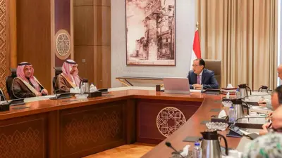 رئيس مجلس الوزراء المصري مصطفى مدبولي ووزير الصناعة والثروة المعدنية السعودي بندر الخريف خلال اجتماع في مصر  في 16 ديسمبر 2024