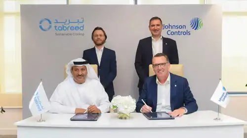 خلال توقيع الاتفاقية بين «تبريد» و«جونسون كونترولز» العالمية، في العاصمة الإماراتية أبوظبي، يوم 22 سبتمبر 2025.
