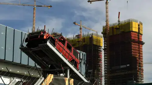 استعراض حي لقدرات G-Class الأسطورية على منصة اختبار شديدة الانحدار، في مشهد يعكس فلسفة مرسيدس.. الفخامة لا تتعارض مع القوة، بل تتجسد فوق أكثر التضاريس تحدّياً.