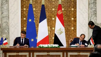 الرئيس المصري عبد الفتاح السيسي والرئيس الفرنسي إيمانويل ماكرون يوقعان اتفاقيات ثنائية خلال لقائهما في القصر الرئاسي في القاهرة، مصر، 7 أبريل 2025. 