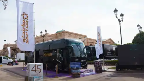 شاحنات تابعة للشركة السعودية للنقل الجماعي «سابتكو» من منتدى صندوق الاستثمارات العامة والقطاع الخاص 2025