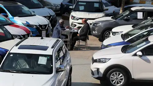 زبون يجلس مع مندوب مبيعات بمعرض سيارات في العاصمة المصرية القاهرة، يوم 7 مارس 2019.
