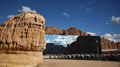 طواف العلا للدراجات أمام أكبر مبنى مغطى بالمرايا في العالم، العلا، السعودية، 2 فبراير 2024