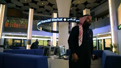 مستثمر داخل سوق دبي المالي في دبي، الإمارات العربية المتحدة، 8 يناير 2020. 