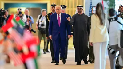 الشيخ محمد بن زايد رئيس دولة الإمارات يستقبل الرئيس الأميركي دونالد ترامب في أبوظبي، 15 مايو 2025.