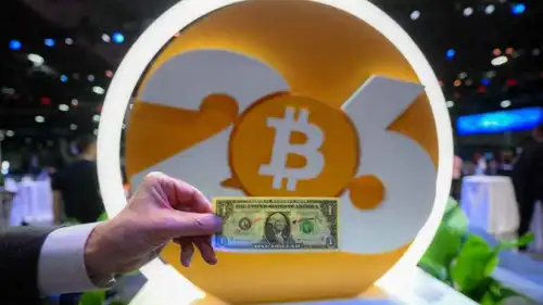 دولار يحمل ختم «اشترِ بيتكوين»، لاس فيغاس، نيفادا، الولايات المتحدة الأمريكية، في 27 أبريل 2026.